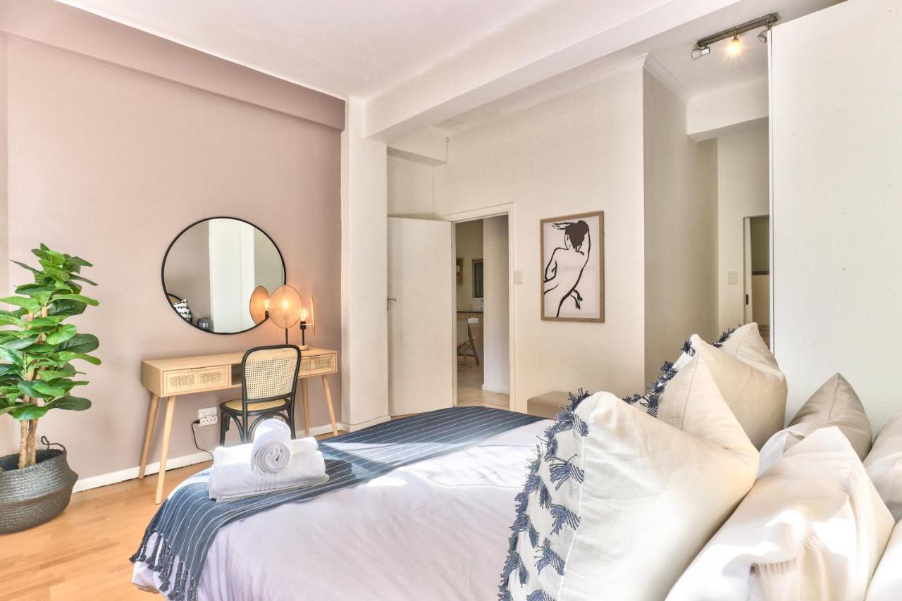 The Piazza 1 Bedroom Spacious With Study Cape Town